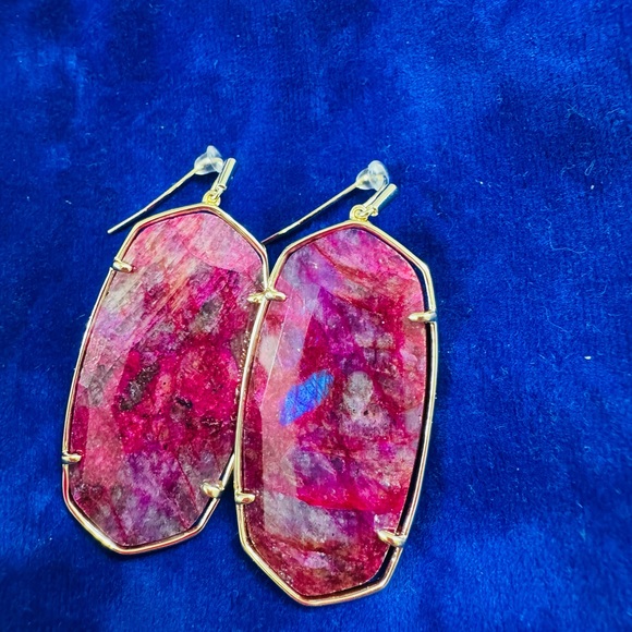 Beautiful Kendra Scott Raspberry Labradorite Faceted Danielle Earrings In Gold - Picture 4 of 6